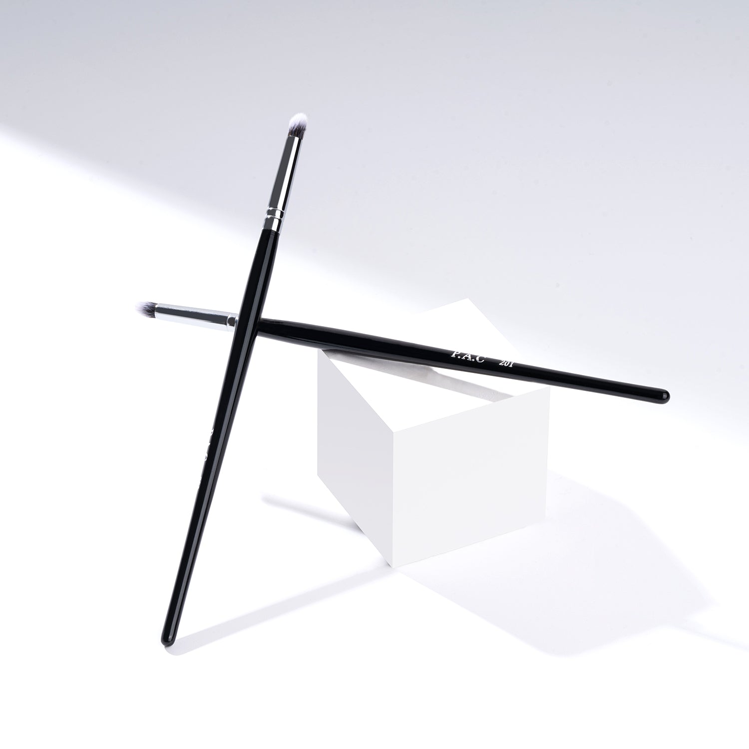 PAC Cosmetics Eyeshadow Blending Brush 201