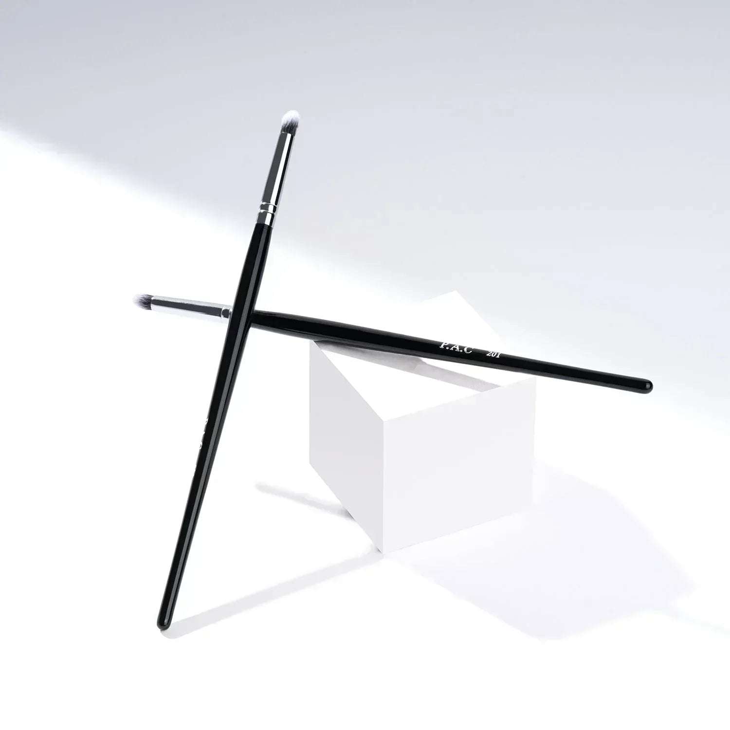 PAC Cosmetics Eyeshadow Blending Brush 201