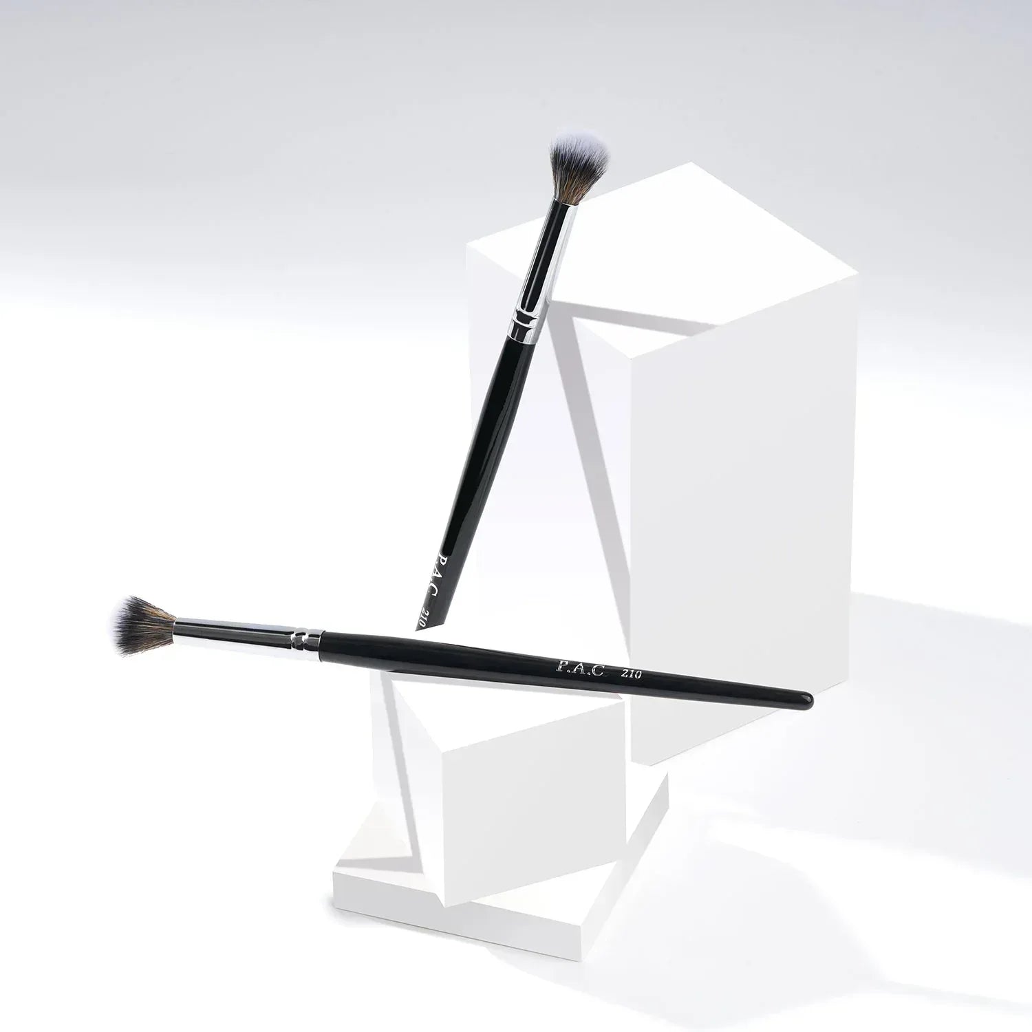 PAC Cosmetics Eyeshadow Blending Brush 210