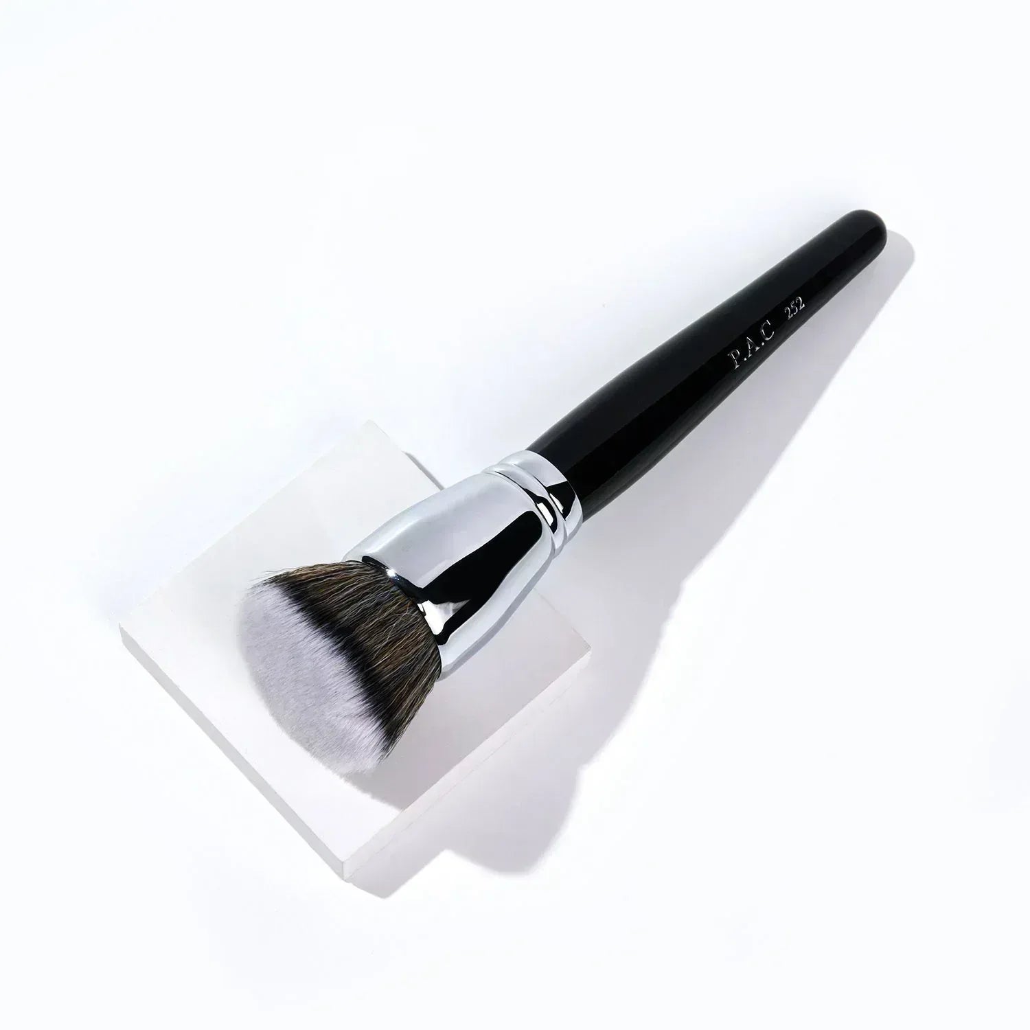 PAC Cosmetics Foundation Blending Brush 252