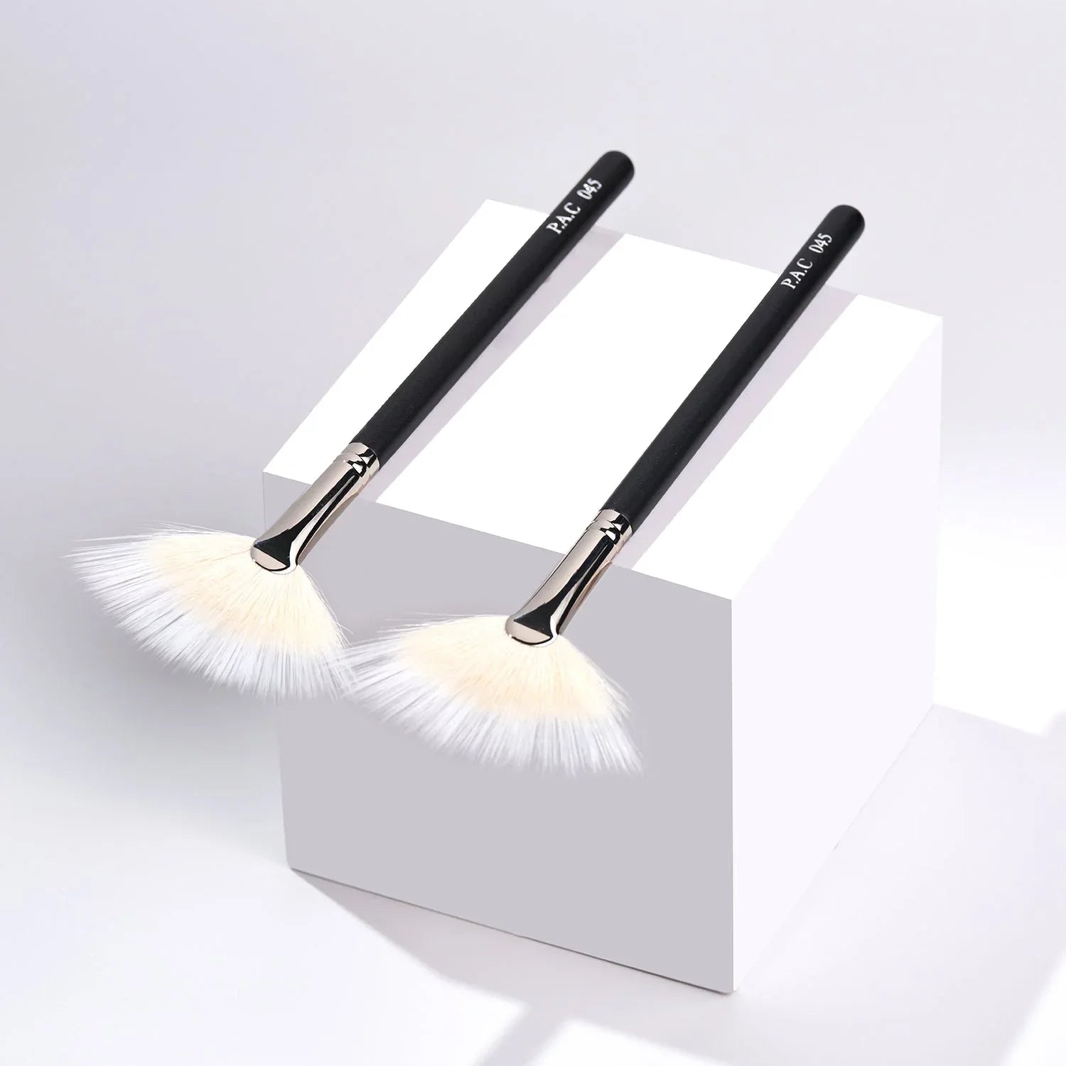 PAC Cosmetics Fan Brush 045