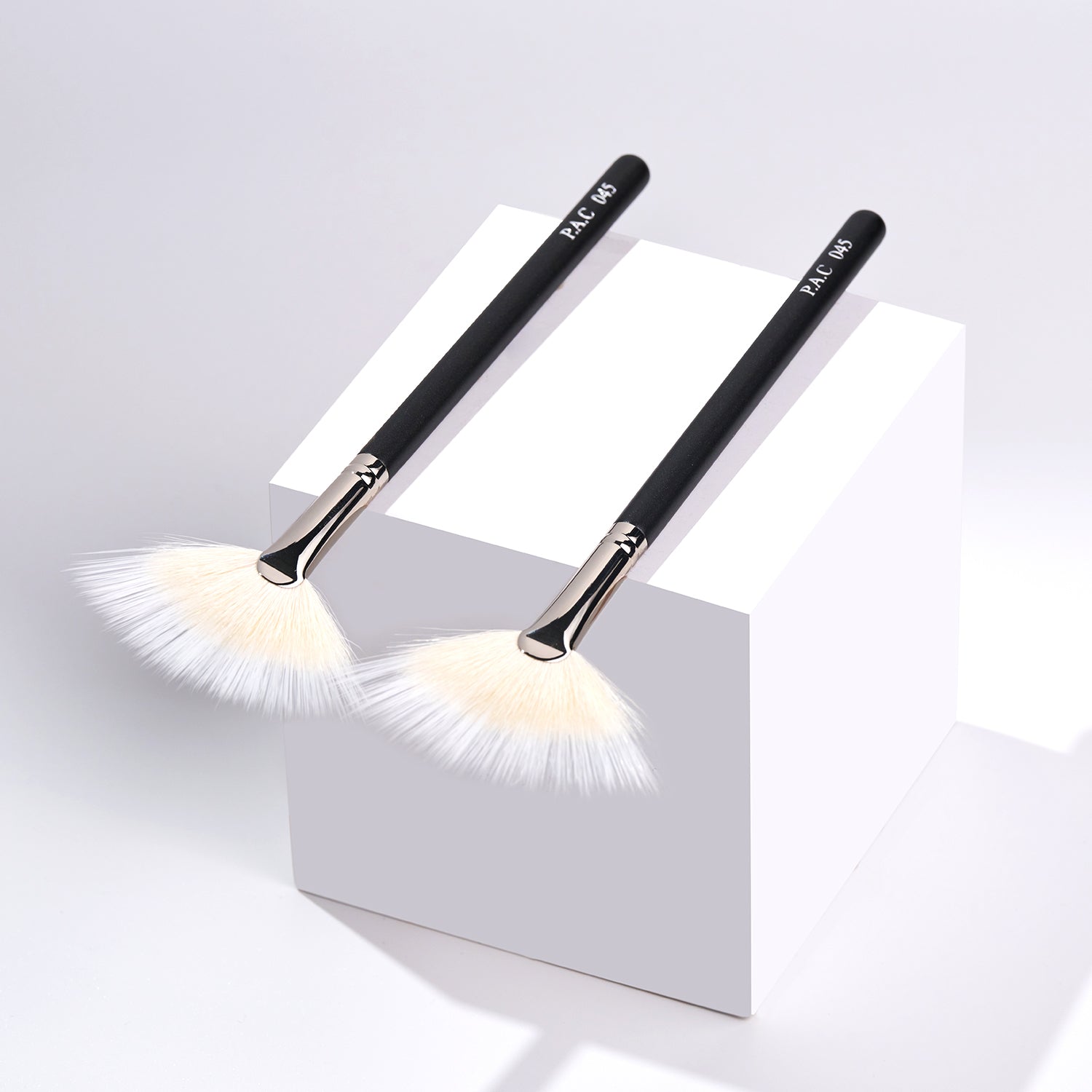 PAC Cosmetics Fan Brush 045