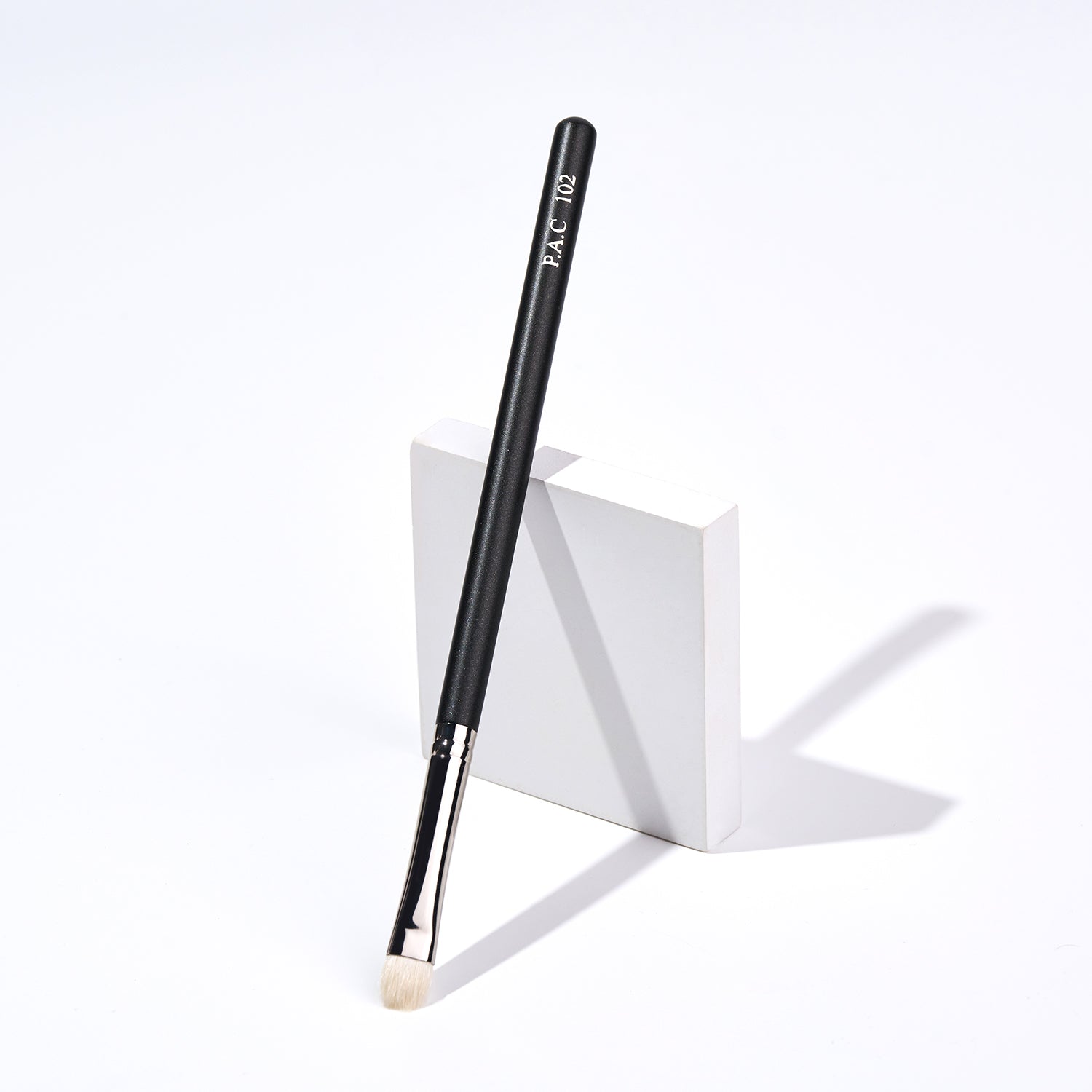 PAC Cosmetics Eyeshadow Application Brush 102